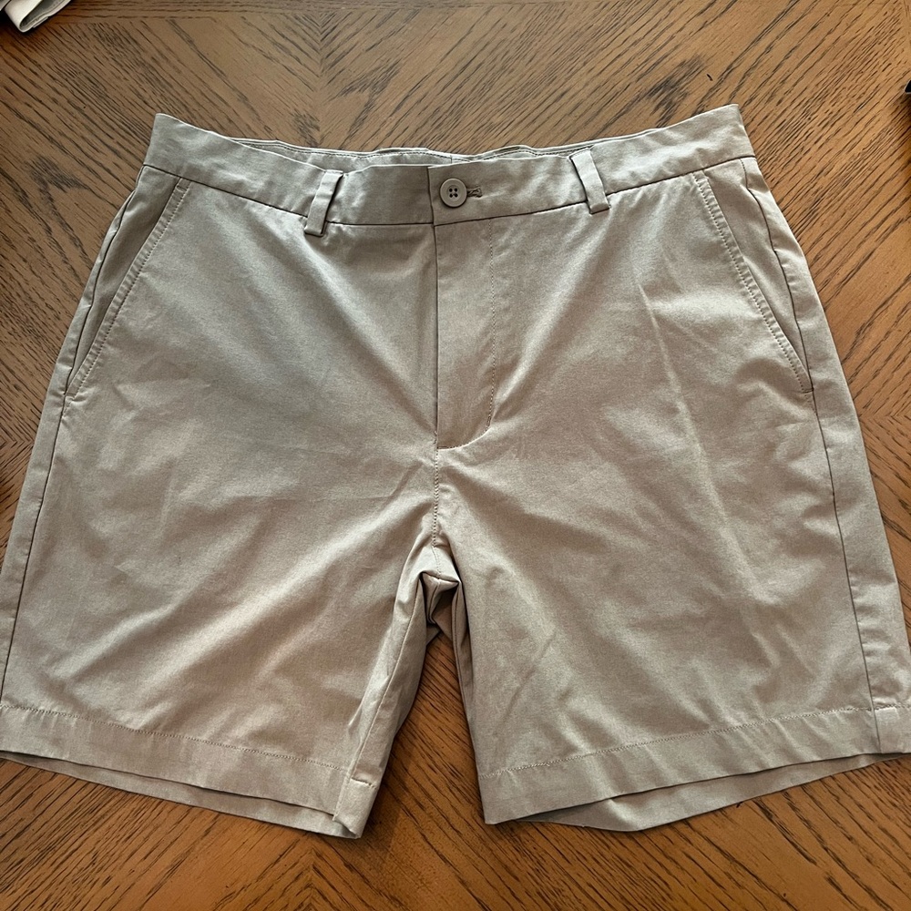 Vineyard Vines Performance Shorts Khaki 33 6.5” inseam